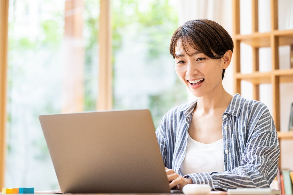 “就労継続支援事業　J1グループ”では、在宅ワークと事業所での就労を選ぶことができます！<br />人と関わりたい方や外で就労したい方には、事業所での就労をおすすめしています。<br />「事業所に行きたいけど、通うのが難しい」という方のために、送迎サービスもありますので気軽に通っていただけます。<br />また、パソコン作業を希望される方には、事業所から貸し出しもしています。<br />どのような作業をしたいのかご希望や能力などをヒアリングし、作業内容を決めています。<br />弊社のグループホームを利用している方は、グループホーム内で在宅ワークができます。